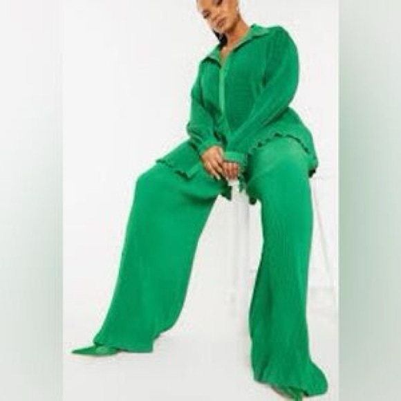 PrettyLittleThing Pants - PrettyLittleThing Bright Green Plissé Wide-Leg Pants | Size 20 💚